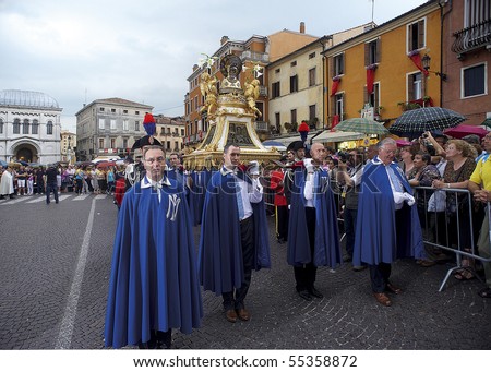 PADUA,ITALY - JUN 13:Feast of St.Anthony of Padua,the relic of St.Anthony is taken in procession trough the streets of the city, June 13,2010 in Padua,Italy