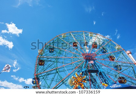 NEW YORK - JUNE 27: Coney Island\'s Wonder Wheel on June 27, 2012 in Coney Island, New York City. The Wonder Wheel holds 144 riders, stands 150 ft (46 m) tall, and weighs over 2,000 tons.