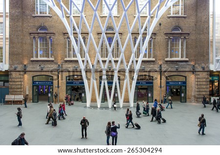 LONDON - APRIL 13, 2013: People inside King\'s Cross railway station. The annual rail passenger usage between 2011 - 2012 was 27.874 million.