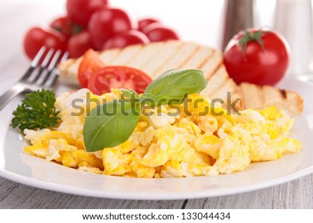 scrambled egg with toast and tomato