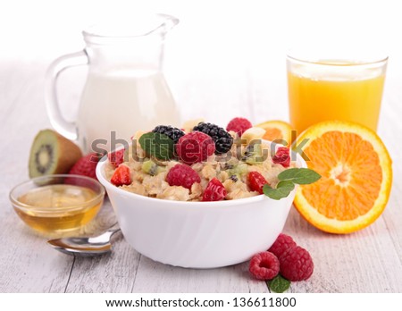healthy breakfast, porridge with berries