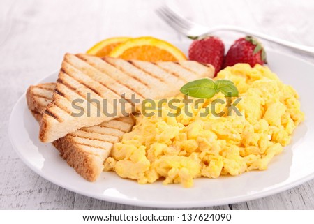 scrambled egg with toast and strawberry
