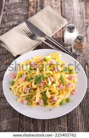 pasta cooked with pea and ham