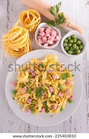 pasta cooked with pea and ham
