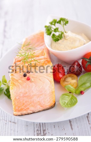 salmon,sauce and tomato