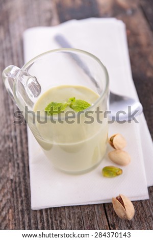 pistachio cream dessert