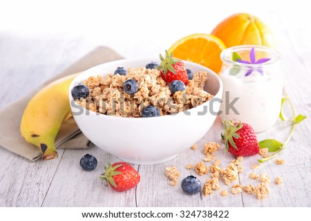 muesli and berry, healthy breakfast