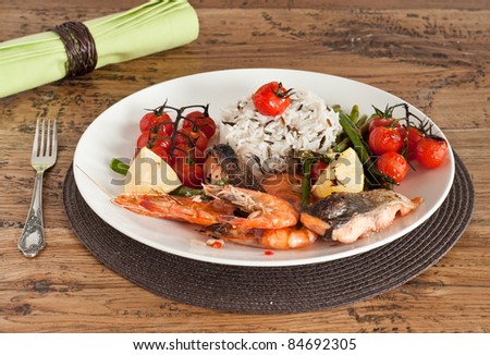 Roast fish fillet with prawns, asparagus and tomatoes