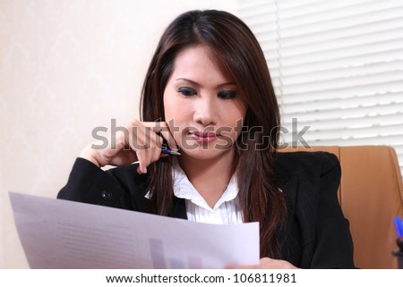 portrait business woman reading a letter