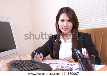 portrait business woman with smiling expression in the office