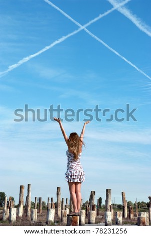 The girl lifts hands to the sky