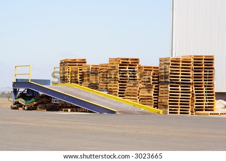 Loading ramp with pallets