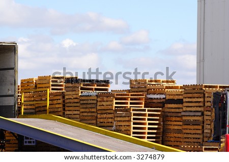 Loading ramp and stack of pallets