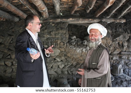 عكسهاي افغانستان Stock-photo-ishkashim-afghanistan-may-local-afghan-man-meets-with-afghanaid-staff-on-may-th-55162753