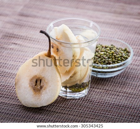 Summer fresh fruit Flavored infused water of pear and mung bean