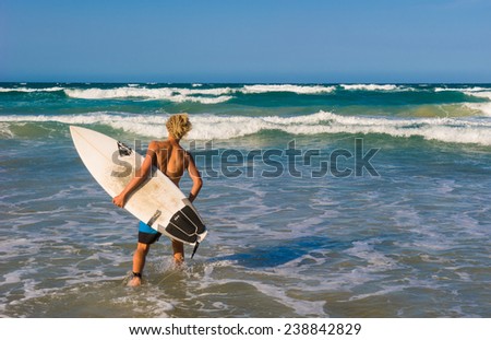 GOLD COAST, AUSTRALIA - NOVEMBER 14: Unidentified young man with surf board on November 14, 2014. Gold Coast, Australia. The gold coast is one of the most popular surfing areas of Australia.