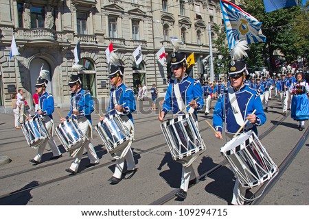 ZURICH - AUGUST 1: Zurich city orchestra in national costumes opening the Swiss National Day parade on August 1, 2009 in Zurich, Switzerland.