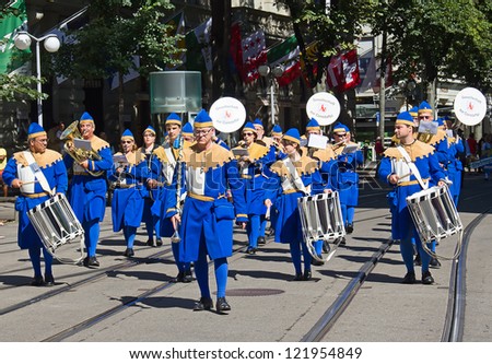 ZURICH - AUGUST 1: Zurich city orchestra in historical costumes openning the Swiss National Day parade on August 1, 2012 in Zurich, Switzerland.