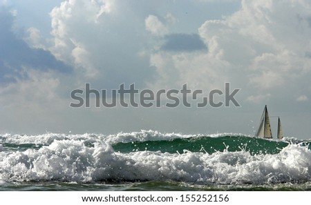 NATURE, seascape, storm, SMALL SAILING YACHT IN THE MIDST OF EMERALD, foaming waves