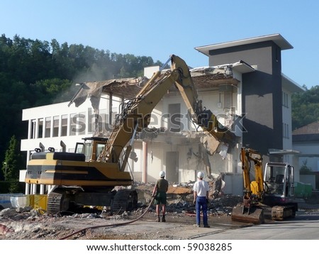 A building is being torn down on a construction site to make place for a modern architecture