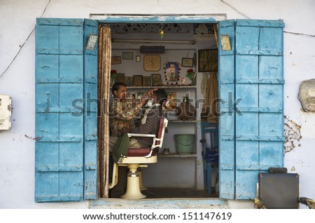 India, Rajasthan, Pushkar, barber shop