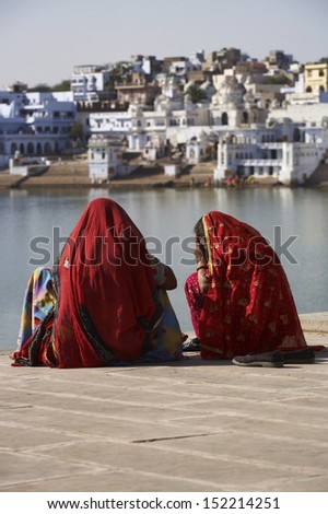 India, Rajasthan, Pushkar, indian women by the sacred lake
