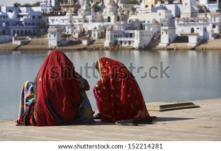 India, Rajasthan, Pushkar, indian women by the sacred lake