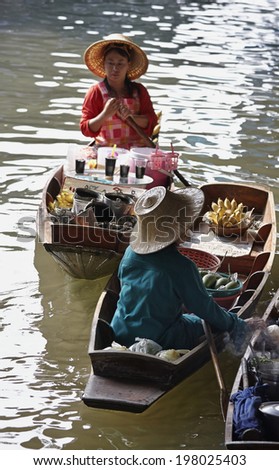 Thailand, Bangkok: 14th march 2007 - fruit sellers at the Floating Market - EDITORIAL