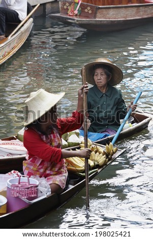 Thailand, Bangkok: 14th march 2007 - fruit sellers at the Floating Market - EDITORIAL