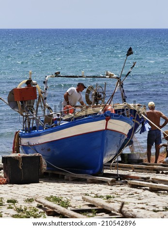 Italy, Sicily, Mediterranean sea, Sampieri (Ragusa Province), fishermen working ashore