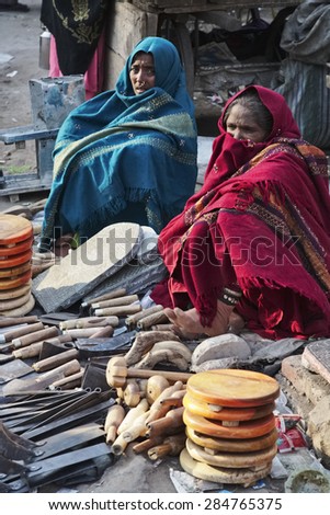 INDIA, Delhi; 21 january 2007, indian street sellers at the Uttar Pradesh market - EDITORIAL