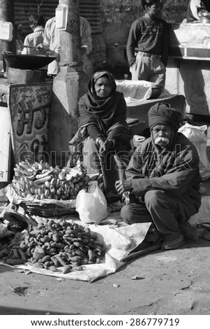 INDIA, Delhi; 21 january 2007, street sellers at the Uttar Pradesh market - EDITORIAL