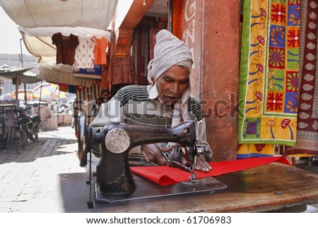India, Rajasthan, Jaipur, indian taylor working on the street