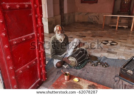 India, Rajasthan, Jaipur, the Sun Temple (Surya Mandir), an indian sadhu is playing inside a small temple