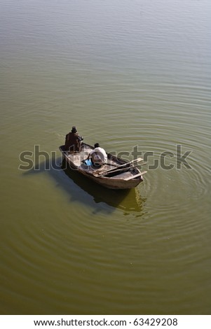 India, Rajasthan, Jaipur, Amber Fort, indian fishermen in the Maotha lake, the small lake near the Amber Palace