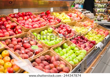 Bunch of different kind of apples on boxes in supermarket