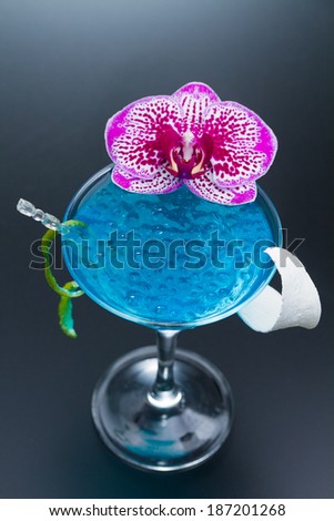 Molecular mixology - Blue swimming pool Cocktail with caviar and flower petals
