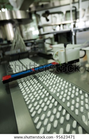 tablet packing machine in pharmaceutical company
