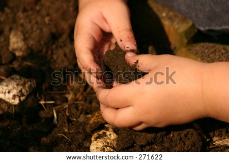 Childs hands in the dirt