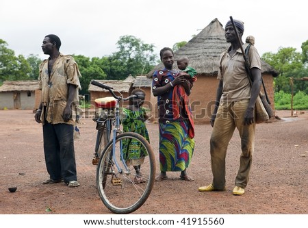 BURKINA FASO - AUGUST 13: Family of ethnic Senoufo, the Senoufo community living in villages where what matters is the common good, August 13, 2009 in Country Senoufo, Burkina Faso