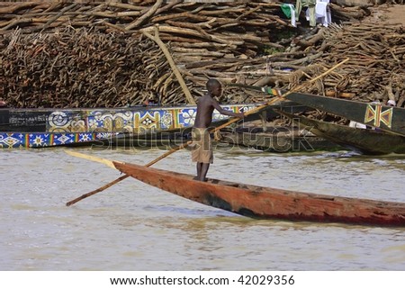 MALI - AUGUST 16: Child sailing pinnace, children perform all sorts of jobs in Mopti, both on land and in the river, August 16, 2009 in Mopti, Mali