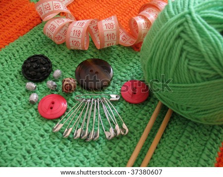 Needle, buttons, clew of wool