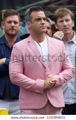 LONDON - AUGUST 16: Robbie Williams records the music video for his new song in Londons Spittalfields Market, August 16, 2012 in London, Uk