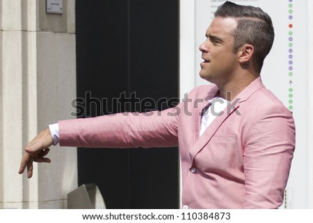 LONDON - AUGUST 17: Robbie Williams records the music video for his new song in Londons Spittalfields Market, August 17, 2012 in London, Uk