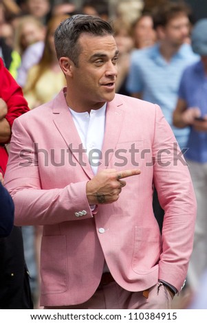 LONDON - AUGUST 16: Robbie Williams records the music video for his new song in Londons Spittalfields Market, August 16, 2012 in London, Uk