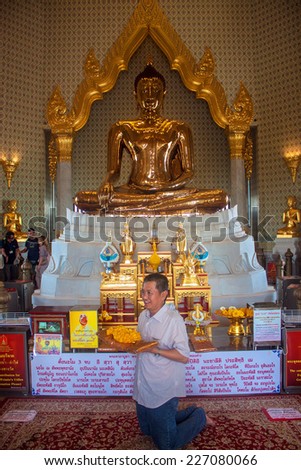 BANGKOK - SEPTEMBER 6: Unidentified merit maker visit the hall housing the world\'s largest solid gold Buddha statue at Wat Traimit temple on September 6, 2013 in Bangkok, Thailand.