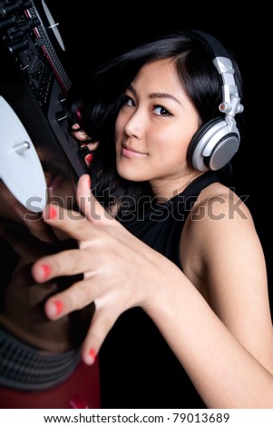 A female DJ mixing on a pair of turntables