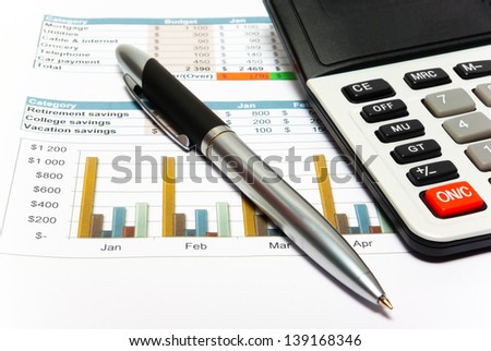 Calculation of the house budget. The calculator, a pen, the diagramme