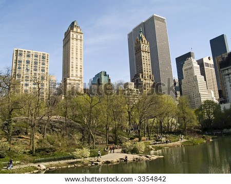 A view of the famous Central Park pond in the midst of New York City.