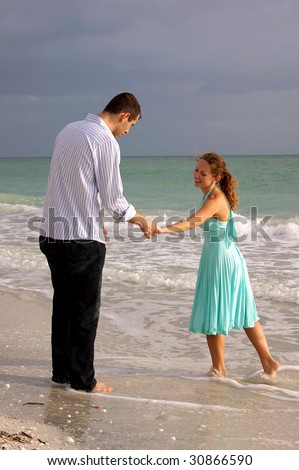 photo, Lovers lovers holding hands on beach. photo, Lovers